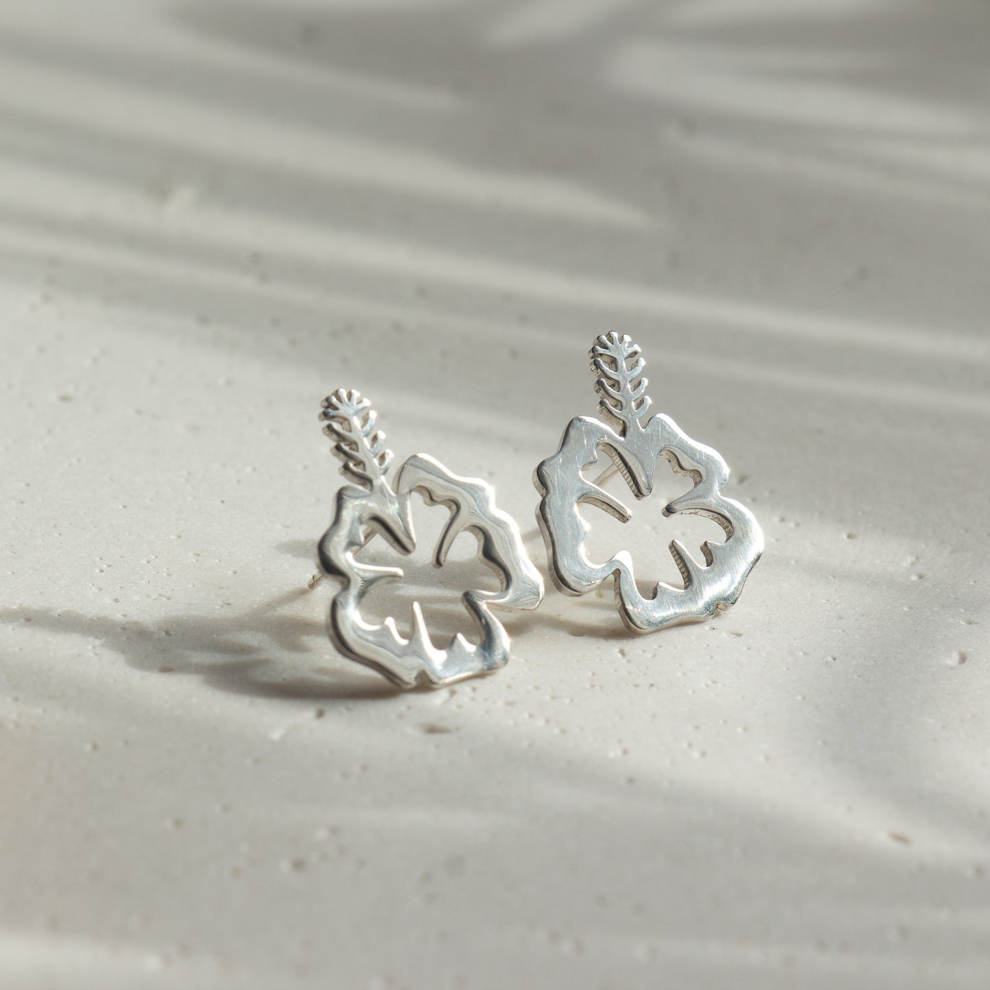 Hibiscus stud earrings - S925